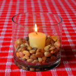 Piedras rojas pequeñas en un florero